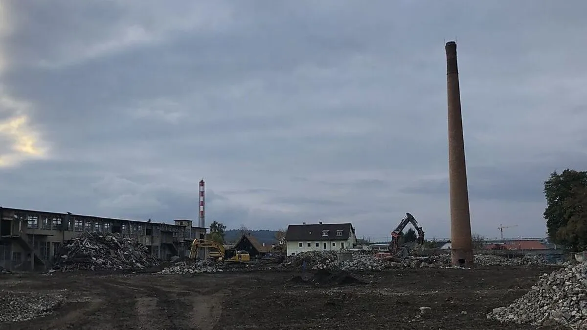 Der nicht denkmalgeschützte Schlot auf dem Neuner-Areal konnte wegen fehlender Standfestigkeit nicht erhalten werden